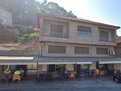 Un coche sáese da estrada e atropela a catro persoas no bar O Chancho de Vilaboa