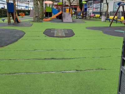Substituirase o céspede do parque infantil da Alameda