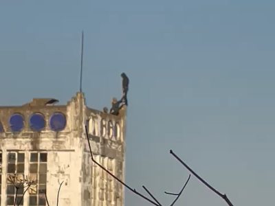 Espectacular rescate dun mozo que trataba de tirarse da torre da fábrica de Massó de Cangas