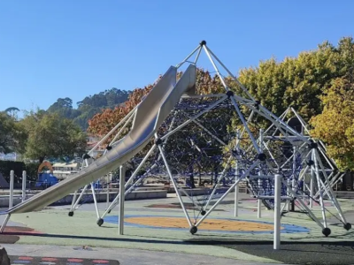 O goberno de Cangas contempla a instalación dun baño autolimpable no parque infantil «Pereiro Francés»