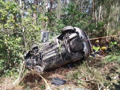 Rescatada polos bombeiros unha muller atrapada no seu coche tras caer por un terraplén en Marín