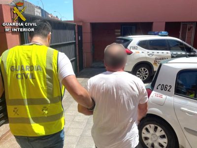 Detenido un vecino de Cangas por pinchar las ruedas a coches de alta gama en el puerto deportivo