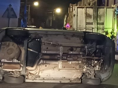 Un camión do lixo choca contra un coche esta madrugada en Bueu
