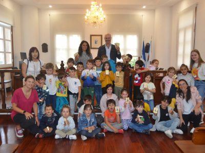 Bueu fai entrega do ‘Xogo dos Trasnos’ ao alumnado de 6º de Infantil do CEIP A Pedra