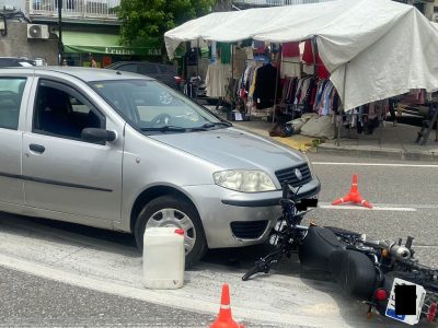 Un ferido leve nun choque frontal entre un coche e unha moto en Cangas