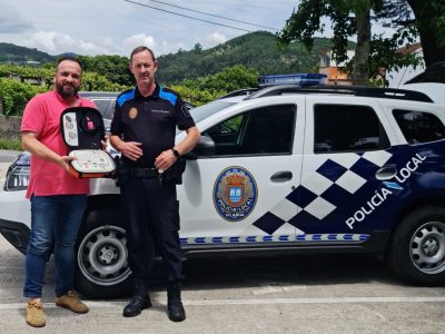 O Concello equipa o coche da Policía Local de Vilaboa cun desfibrilador pediátrico e de adultos