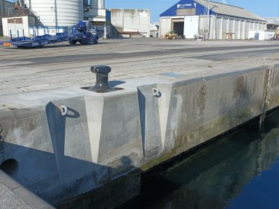 La Autoridad Portuaria acomete la renovación de bolardos en los muelles Leirós