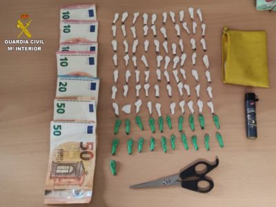 Pillan al piloto de una moto que circulaba por Bueu cargado de heroína y heroína