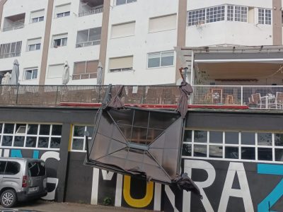 O vento desprende a pérgola do Náutico de Cangas