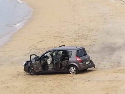 Un coche que acaba na praia de Rodeira e un atropelo no Porto marcan os sucesos da mañá en Cangas