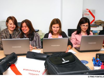 Chega a Vilaboa o curso que agasalla ás mulleres con ordenadores portátiles