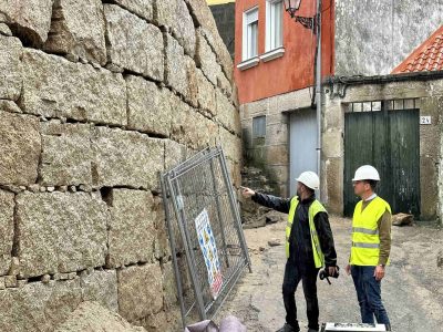 Arrancan as obras de reconstrución do muro de Cividanes