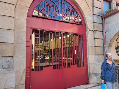 Marín repara e pon a punto todosos portais de acceso e reixas do Mercado de Abastos