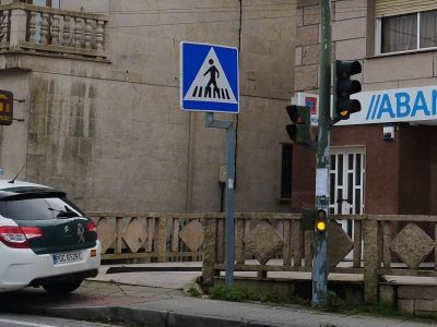 Dous homes armados atracan a sucursal de Abanca en Vilaboa