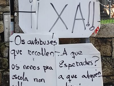 Os veciños de Santa Marta, cansos pola falta de solucións ao ‘poste rotonda’: «Un día vai haber un susto moi grande»