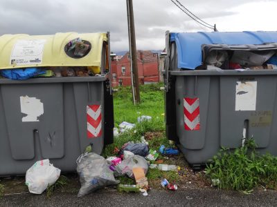Semanas sen recoller o cartón e meses sen baleirar os contedores de plástico no rural de Cangas