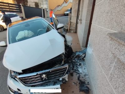 Un coche se empotra contra una casa en O Redondo