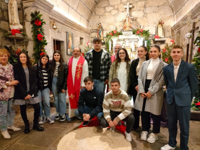 La concelleira María Canosa oficia misa por segundo año participando en la confirmación de un grupo de jóvenes