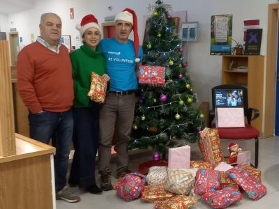 Os mensaxeiros de Papá Noel e dos Reis Magos deixan agasallos para 22 crianzas de Moaña