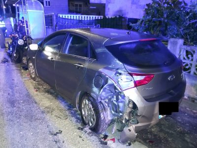 Herido un motorista tras chocar contra un coche aparcado