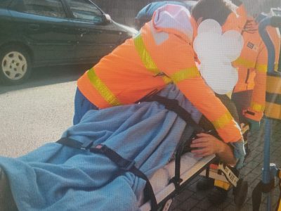 La Policía Local tira la puerta de una casa del Real para permitir que los médicos salvaran la vida a su morador