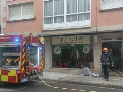 Arde el almacén de la cerrajería Trébol de Cangas