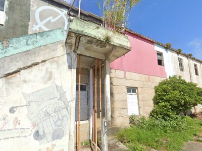 Arde un colchón y un sofá en el antiguo economato de Cangas