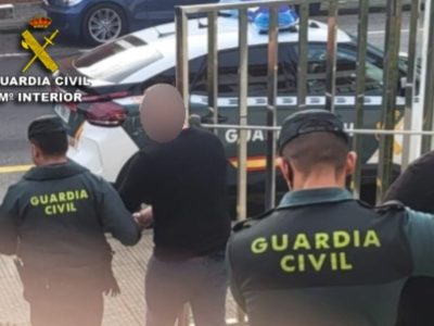 Dos vecinos de Bueu detenidos por el robo de marisco en la plaza
