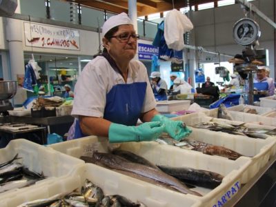 Saquean la plaza de abastos de Bueu y se van cargados de marisco