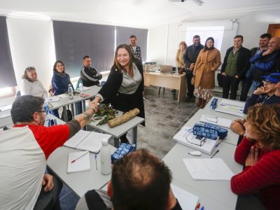 A delegada da Xunta visita ao alumnado do obradoiro Moaña Labora VII