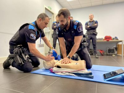 Respuesta ante un infarto en Cangas: de 15 desfibriladores que tiene el Concello 6 están en un cajón y 7 incompletos