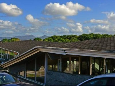 O PP acusa ao tripartito de Cangas de «despilfarrar» fondos públicos nas obras da piscina municipal e no Estadio de Atletismo, que contan con numerosas deficiencias