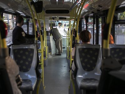 Os maiores de 65 anos poden viaxar de balde no transporte público autonómico empregando a Tarxeta de Mobilidade de Galicia, a TMG