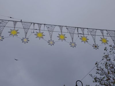 El viento desprende un arco de iluminación navideña en la Avda. de Ourense