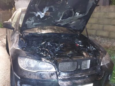 Un coche se incendia después de chocar contra el de la alcaldesa accidental de Cangas