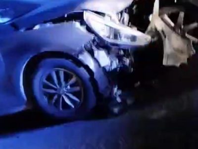 Cinco heridos en un choque frontal con tres coches implicados