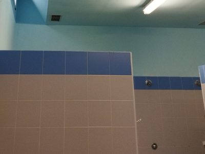 Las duchas del Estadio de Atletismo de Cangas no tienen agua caliente desde hace un mes porque el Concello no compra pellets para la caldera