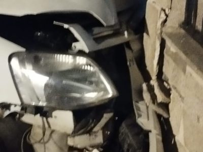 Un cangués denunciado por huir y dejar su coche accidentado en O Casal, Moaña