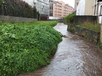 Karlotta azota Cangas: riesgo de inundación del río Bouzós y desprendimientos en O Salgueirón