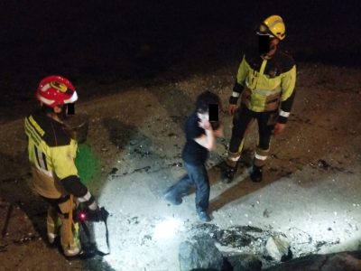 Rescatan a un pato con una brida en boca y pescuezo