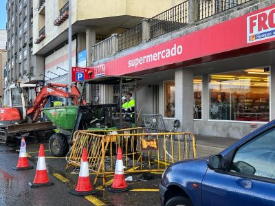 Punto e final ao bache na Avda. de Ourense