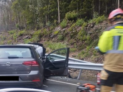 Una mujer resultó herida en Moaña después de producirse una colisión frontal entre dos turismos