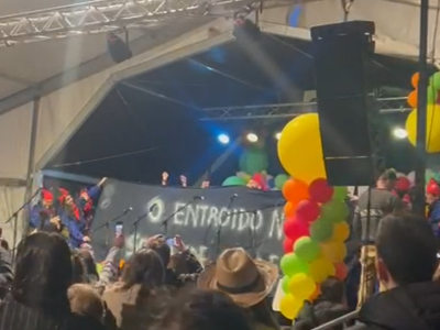 La comparsa Calcarrúas muestra su malestar sobre el escenario: «O Entroido non se vende»
