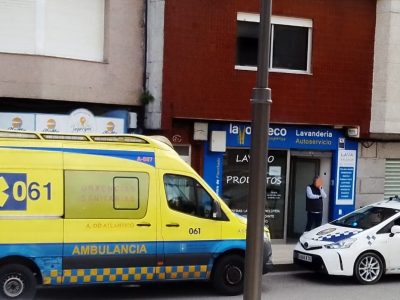 Trasladado a Povisa un trabajador que se cayó de la escalera en Ramón Cabanillas