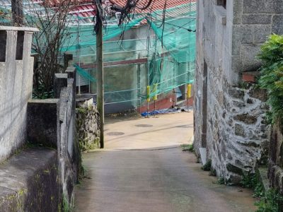 Los vecinos de A Xeira, atrapados entre cables y fecales