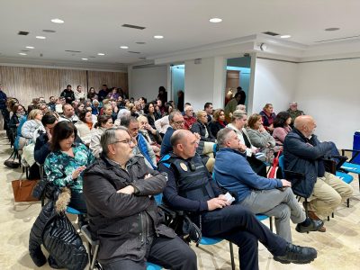 Dúas enquisas para abordar os retos da veciñanza e do comercio da rúa da Ponte para revitalizar o consumo