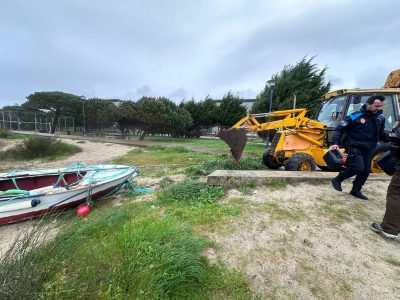 Un vilaboés, rescatado en Rodeira cuando se tiró al mar para salvar su embarcación