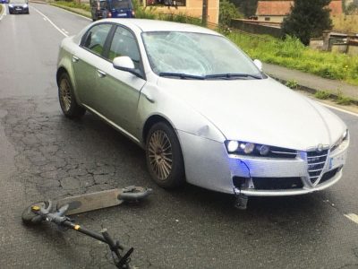 Un patinete eléctrico se empotra contra un coche en Moaña