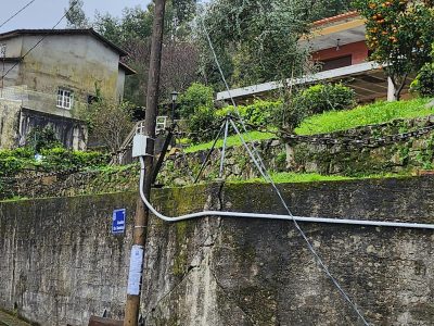 Alertan del peligro de cables caídos y amarrados en viviendas