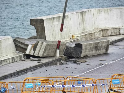 El temporal arrasa con parte del espigón del puerto de Aguete, en Marín